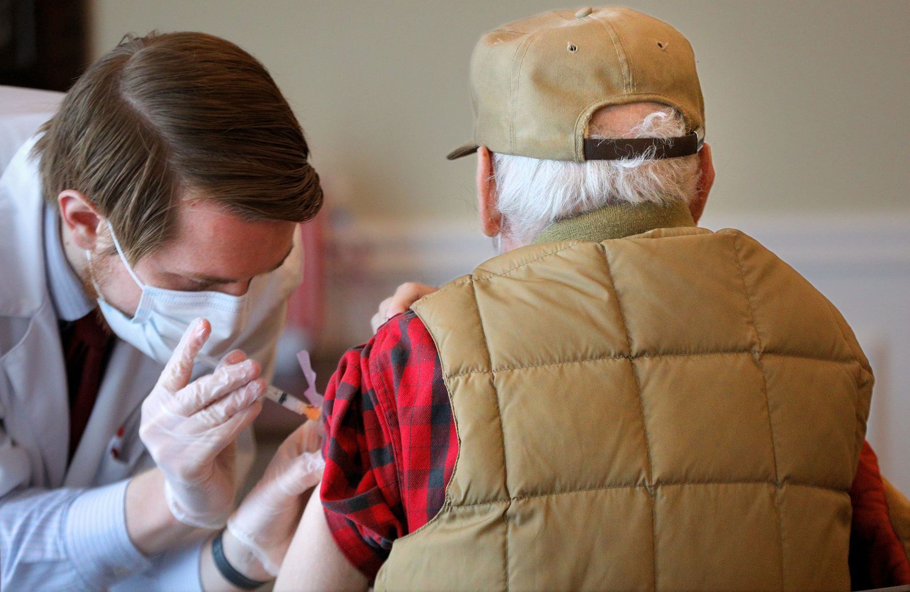 Pharmacies continue COVID-19 vaccine delivery Monday